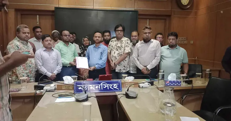 চাঁদাবাজি বন্ধে জেলা প্রশাসকের কাছে স্মারকলিপি প্রদান